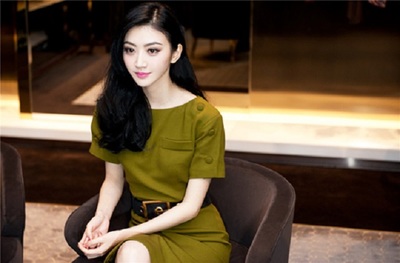 被两个领导夹在中间做怎么办:被两个领导夹在中间，如何有效应对职场困境？_: 展现创造力的思维，是否能引导新的走向？